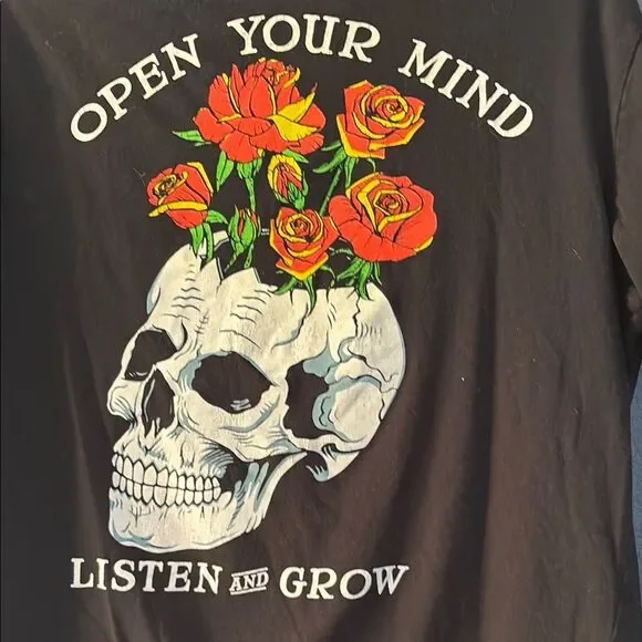 Dikotomy Black Short Sleeve Tee with Skull Graphic Size L - Picture 6 of 7